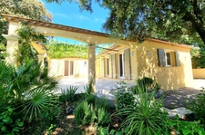 Villa de plain-pied de 156m² avec 6 pièces + une dépendance - Jardin arboré, Piscine - (34160)