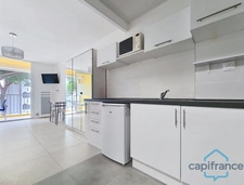 Studio de 22m² rénové et meublé au dernier étage + Terrasse de 5m² + PARKING - La Grande-Motte (34)