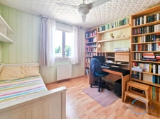 Villa individuelle de 222m² avec 8 pièces + une véranda sur un terrain arboré d’environ 830m² - Piscine