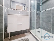Studio de 22m² rénové et meublé au dernier étage + Terrasse de 5m² + PARKING - La Grande-Motte (34)