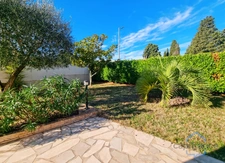 Villa individuelle de 222m² avec 8 pièces + une véranda sur un terrain arboré d’environ 830m² - Piscine