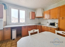 Villa individuelle de 222m² avec 8 pièces + une véranda sur un terrain arboré d’environ 830m² - Piscine