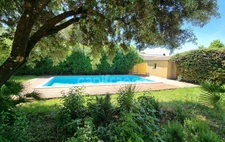 Maison de plain-pied de 156m² avec 6 pièces + une dépendance - Terrain arboré de 1400m² avec Piscine - (34160)