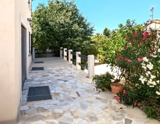 7-room house with swimming pool + 3-room apartment