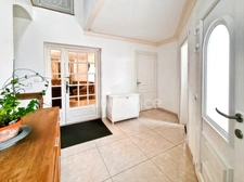 7-room house with swimming pool + 3-room apartment