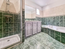 Maison de plain-pied de 156m² avec 6 pièces + une dépendance - Terrain arboré de 1400m² avec Piscine - (34160)