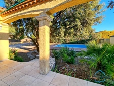 Villa de plain-pied de 156m² avec 6 pièces + une dépendance - Jardin arboré, Piscine