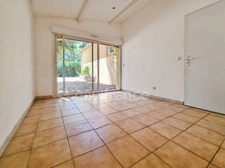 Maison de plain-pied de 156m² avec 6 pièces + une dépendance - Terrain arboré de 1400m² avec Piscine - (34160)