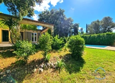 Villa de plain-pied de 156m² avec 6 pièces + une dépendance - Terrain arboré de 1400m² avec Piscine - (34160)