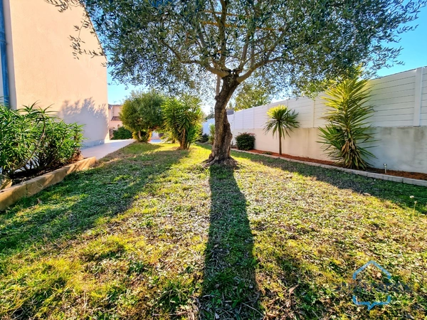 CASTRIES (34) - Maison de 222m² avec 7 pièces (5 chambres) + véranda - Terrain de 830m² sans vis-à-vis - Piscine
