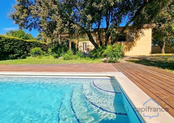 Villa de plain-pied de 156m² avec 6 pièces + une dépendance - Terrain arboré de 1400m² avec Piscine - (34160)