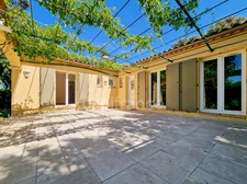 Maison de plain-pied de 156m² avec 6 pièces + une dépendance - Terrain arboré de 1400m² avec Piscine - (34160)