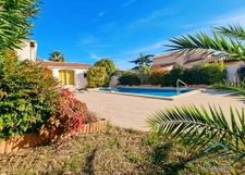 Villa individuelle de 222m² avec 8 pièces + une véranda sur un terrain arboré d’environ 830m² - Piscine