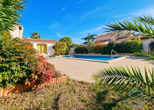 Villa individuelle de 222m² avec 8 pièces + une véranda sur un terrain arboré d’environ 830m² - Piscine