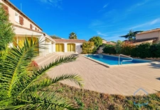 Villa individuelle de 222m² avec 8 pièces + une véranda sur un terrain arboré d’environ 830m² - Piscine