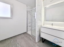 Appartement de prestige 3 pièces - Terrasse de 44m² VUE MER et triple exposition - Parking privatif