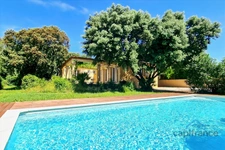 Maison de plain-pied de 156m² avec 6 pièces + une dépendance - Terrain arboré de 1400m² avec Piscine - (34160)