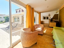 Villa individuelle de 222m² avec 8 pièces + une véranda sur un terrain arboré d’environ 830m² - Piscine