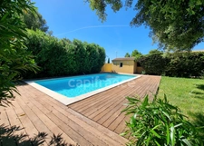 Maison de plain-pied de 156m² avec 6 pièces + une dépendance - Terrain arboré de 1400m² avec Piscine - (34160)