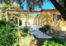 Maison de plain-pied de 156m² avec 6 pièces + une dépendance - Terrain arboré de 1400m² avec Piscine - (34160)