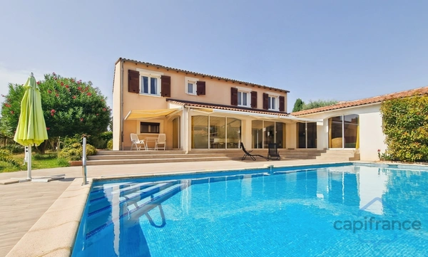 Villa individuelle de 222m² - 8 pièces avec une véranda sur un terrain arboré d’environ 830m² - Piscine