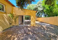 Maison de plain-pied de 156m² avec 6 pièces + une dépendance - Terrain arboré de 1400m² avec Piscine - (34160)