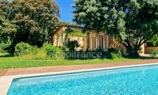 Villa de plain-pied de 156m² avec 6 pièces - Jardin arboré, Piscine + une Dépendance