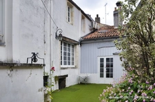 Maison à vendre  SURGERES (17) Ensemble immobilier de 120 m² hab. à remettre au goût du jour!