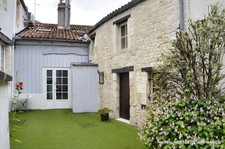 Maison à vendre  SURGERES (17) Ensemble immobilier de 120 m² hab. à remettre au goût du jour!