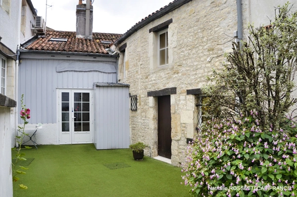 Maison à vendre  SURGERES (17) Ensemble immobilier de 120 m² hab. à remettre au goût du jour!