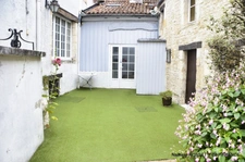 Maison à vendre  SURGERES (17) Ensemble immobilier de 120 m² hab. à remettre au goût du jour!