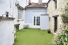 Maison à vendre  SURGERES (17) Ensemble immobilier de 120 m² hab. à remettre au goût du jour!