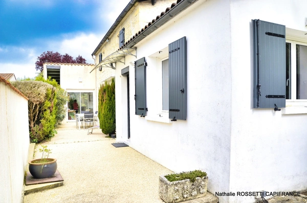 Maison à vendre 6 pièces LA GREVE SUR MIGNON (17)Maison de charme avec jardin paysagé et dépendance – 133 m² habitables sur 947 m² de terrain 
