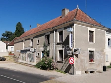 Loché-sur-Indrois (Indre-et-Loire), à vendre MAISON DE BOURG 7 pièces de 210 m² A RENOVER
