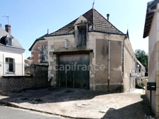 Loché-sur-Indrois (Indre-et-Loire), à vendre MAISON DE BOURG 7 pièces de 210 m² A RENOVER