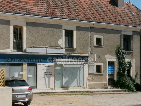 Loché-sur-Indrois (Indre-et-Loire), à vendre MAISON DE BOURG 7 pièces de 210 m² A RENOVER