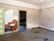 Loché-sur-Indrois (Indre-et-Loire), à vendre MAISON DE BOURG 7 pièces de 150 m² A RENOVER - jardin et dépendances