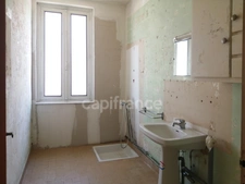 Loché-sur-Indrois (Indre-et-Loire), à vendre MAISON DE BOURG 7 pièces de 150 m² A RENOVER - jardin et dépendances