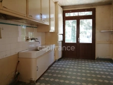 Loché-sur-Indrois (Indre-et-Loire), à vendre MAISON DE BOURG 7 pièces de 150 m² A RENOVER - jardin et dépendances