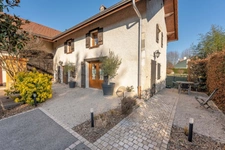 FOR SALE – Charming renovated farmhouse with independent gîte and barn – Prévessin-Moëns