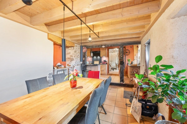 À VENDRE – Charmante ferme rénovée avec gîte indépendant et grange – Prévessin-Moëns