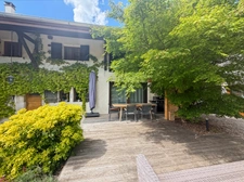 FOR SALE – Charming renovated farmhouse with independent gîte and barn – Prévessin-Moëns