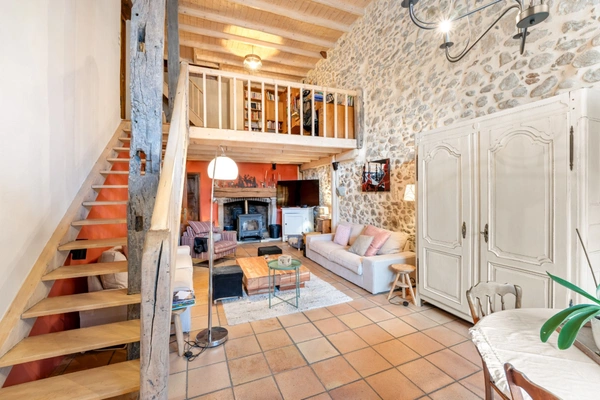 À VENDRE – Charmante ferme rénovée avec gîte indépendant et grange – Prévessin-Moëns