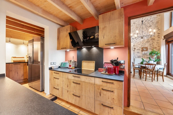 À VENDRE – Charmante ferme rénovée avec gîte indépendant et grange – Prévessin-Moëns