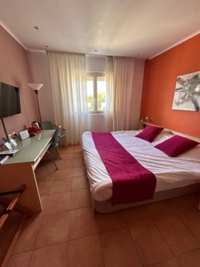 FLEURANCE (32) - Hotel-Restaurant, walls and business with staff accommodation