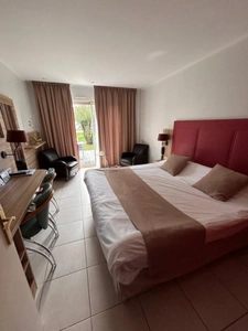 FLEURANCE (32) - Hotel-Restaurant, walls and business with staff accommodation