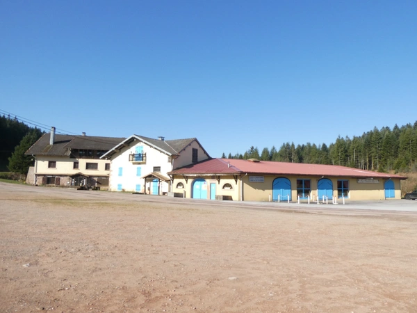 GIRMONT VAL D'AJOL (88) établissement à vendre de 3000m² au sol , mêlant dance et restauration.Terrain 25000m².