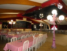 GIRMONT VAL D'AJOL (88) établissement à vendre de 3000m² au sol , mêlant dance et restauration.Terrain 25000m².