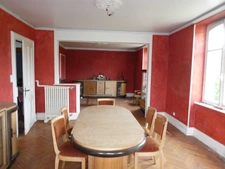 LE THILLOT (88)Maison bourgeoise de caractère à rénover de 280 m²sur trois niveaux, terrain 1000 m²+ garage.