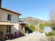  Bussang (88) à vendre maison mitoyenne T4 de 70m² , terrain 600m² environ.